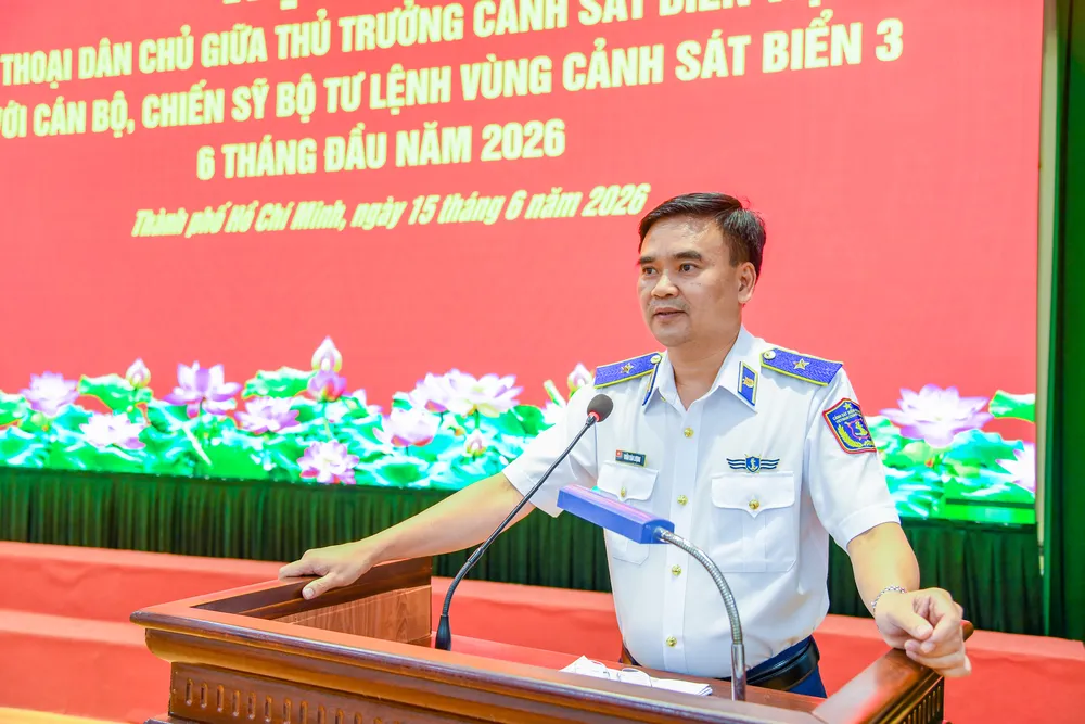 Thiếu tướng Trần Văn Lượng, Phó tư lệnh, Tham mưu trưởng Cảnh sát biển Việt Nam chủ trì hội nghị đối thoại dân chủ.jpg