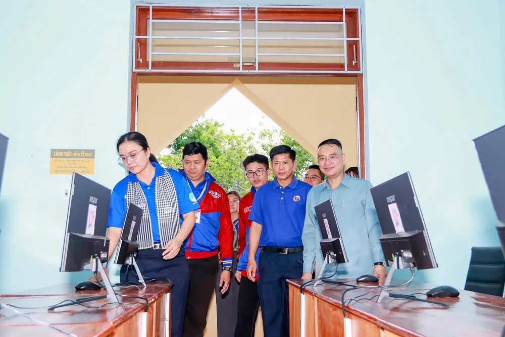 8 - Tuổi trẻ TPHCM trao tặng công trình phòng máy tính tại Trường Hữu nghị Việt - Lào (tỉnh Champasak, Lào).jpg