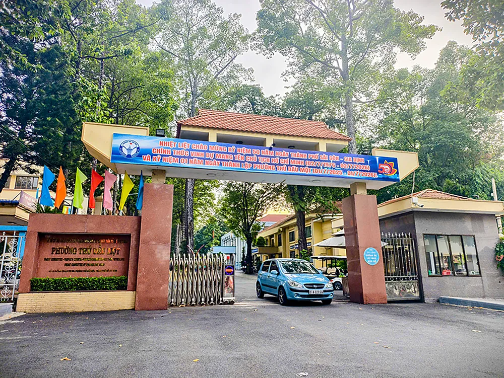 ROP CO HOA 28 - Băng rôn biểu ngữ chào mừng kỷ niệm 50 năm Thành phố Sài Gòn - Gia Định vinh dự mang tên Chủ tịch Hồ Chí Minh tại Trụ sở phường Thủ Dầu Một.jpg