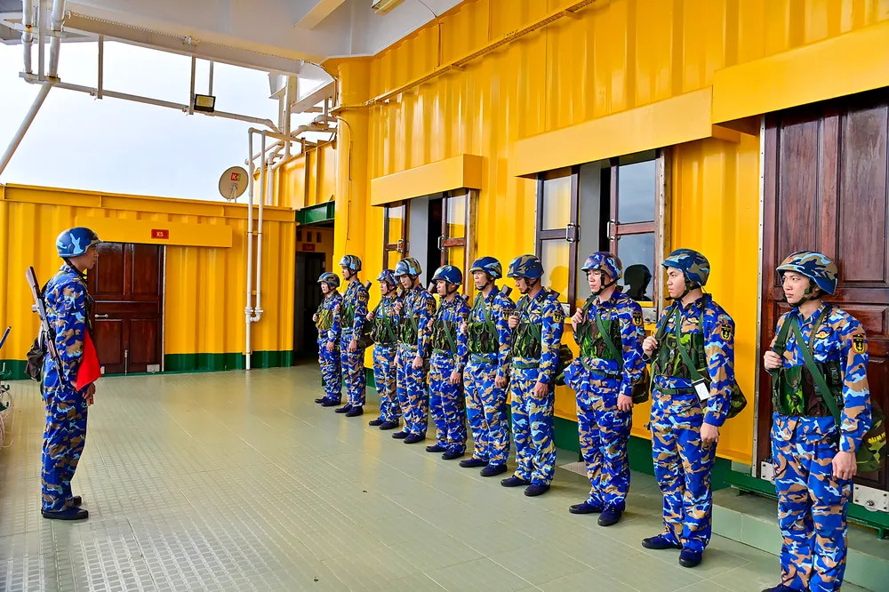 1. Quán triệt, phổ biến công tác huấn luyện trên Nhà giàn DK1.8.jpg