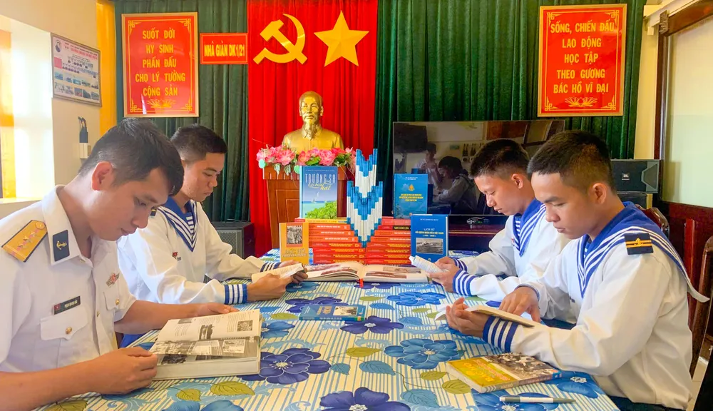 Cán bộ, chiến sĩ Nhà giàn DK 1.21 đọc sách sau những giờ trực, thực hiện nhiệm vụ.jpg