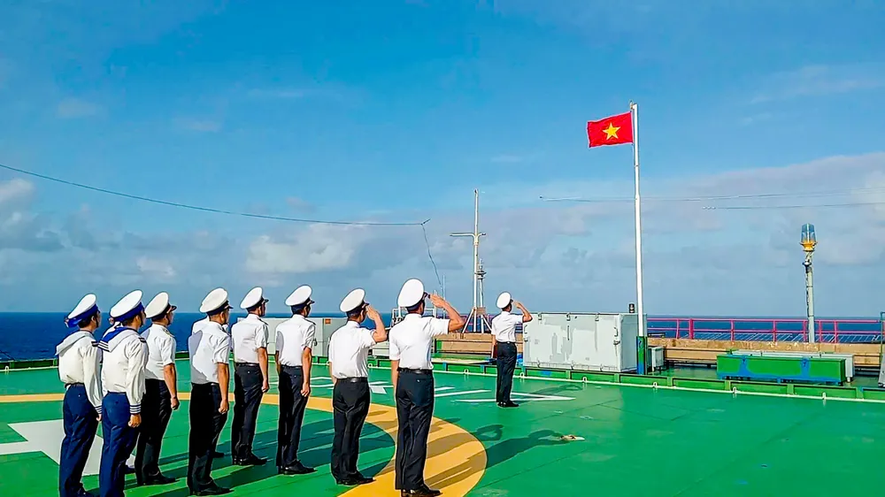 Lễ chào cờ trên Nhà giàn DK1.jpg