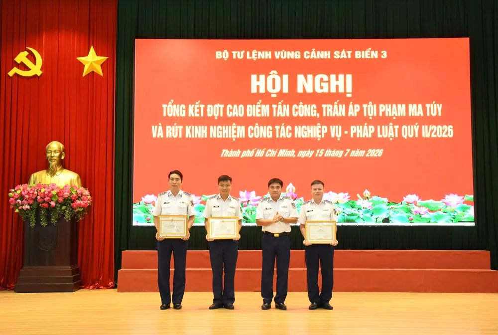 Các tập thể, cá nhân tiêu biểu được khen thưởng..jpg