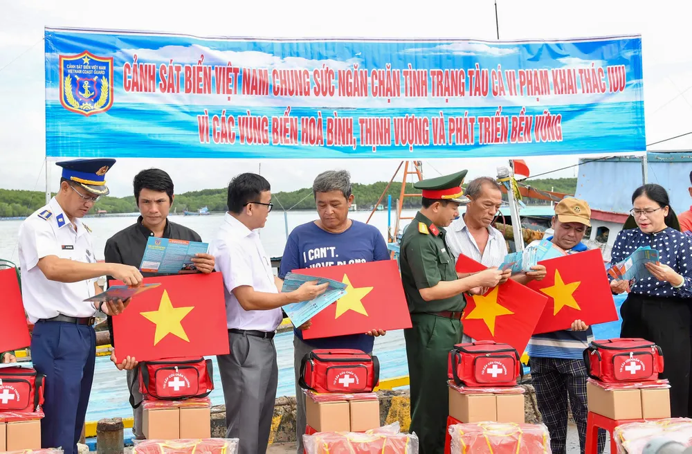 Thủ trưởng Bộ Tư lệnh Vùng Cảnh sát biển 3 cùng đại diện cấp ủy, chính quyền địa phương và các lực lượng trao tặng quà và tuyên truyền cho ngư dân..jpg