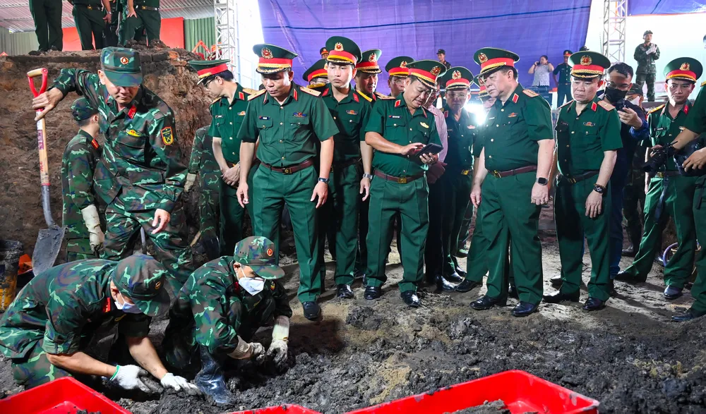Đại tướng Nguyễn Trọng Nghĩa khảo sát thực địa khu vực tìm kiếm, khai quật hài cốt liệt sĩ tại công viên Lê Thị Riêng.jpg