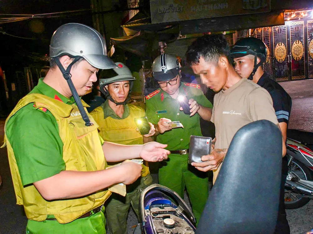 11 - Công an phường Rạch Dừa (TPHCM) và lực lượng bảo vệ an ninh trật tự ở cơ sở tuần tra khép kín địa bàn.jpg