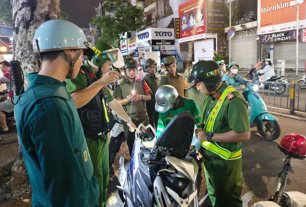 2 - Công an phường Hòa Hưng, Phường Khánh Hội đi tuần tra, kiểm soát trên các tuyến đường (9).jpg