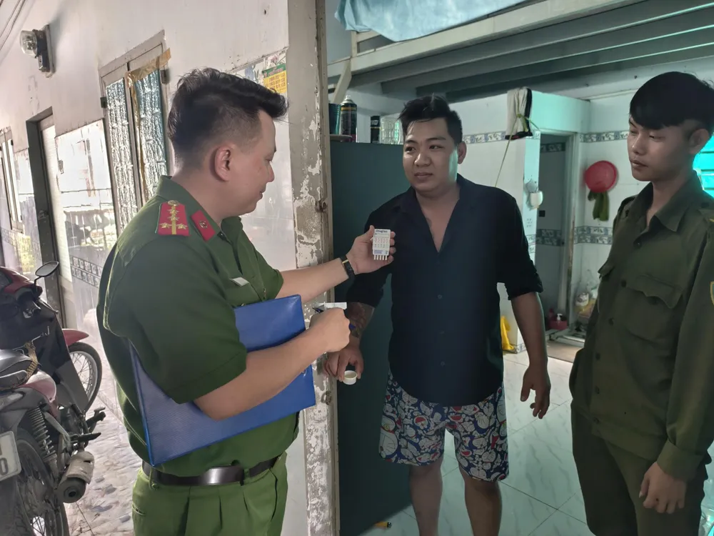 3 - Công an xã Bình Chánh đi kiểm tra nhà trọ, hướng dẫn người dân cài đặt ứng dụng SOS An ninh trật tự và tét ma túy, bóc xóa quảng cáo (5).jpg