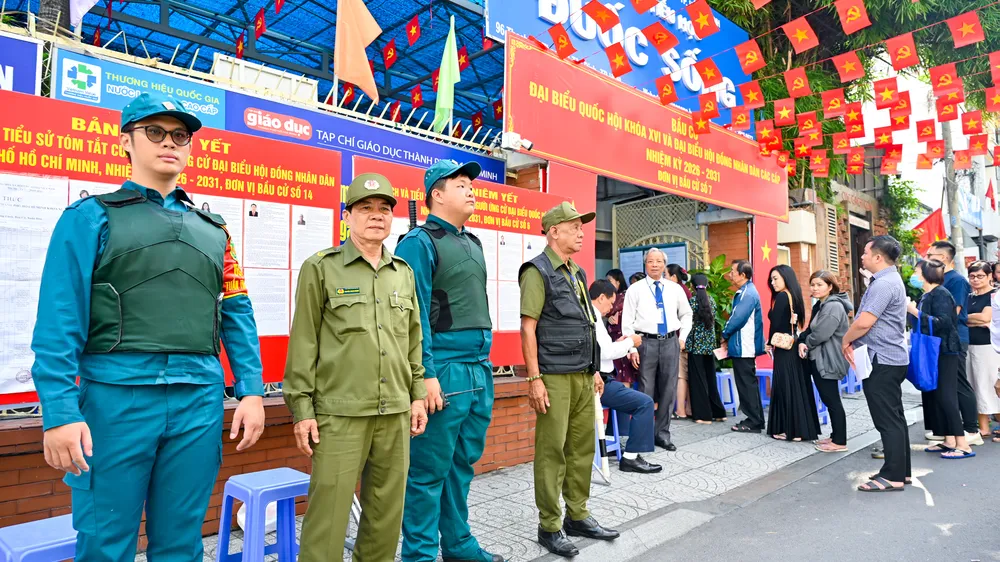 Các lực lượng tham gia bảo đảm ANTT tại khu vực bỏ phiếu số 7, phường Tân Định, TPHCM. Ảnh MẠNH THẮNG.jpg