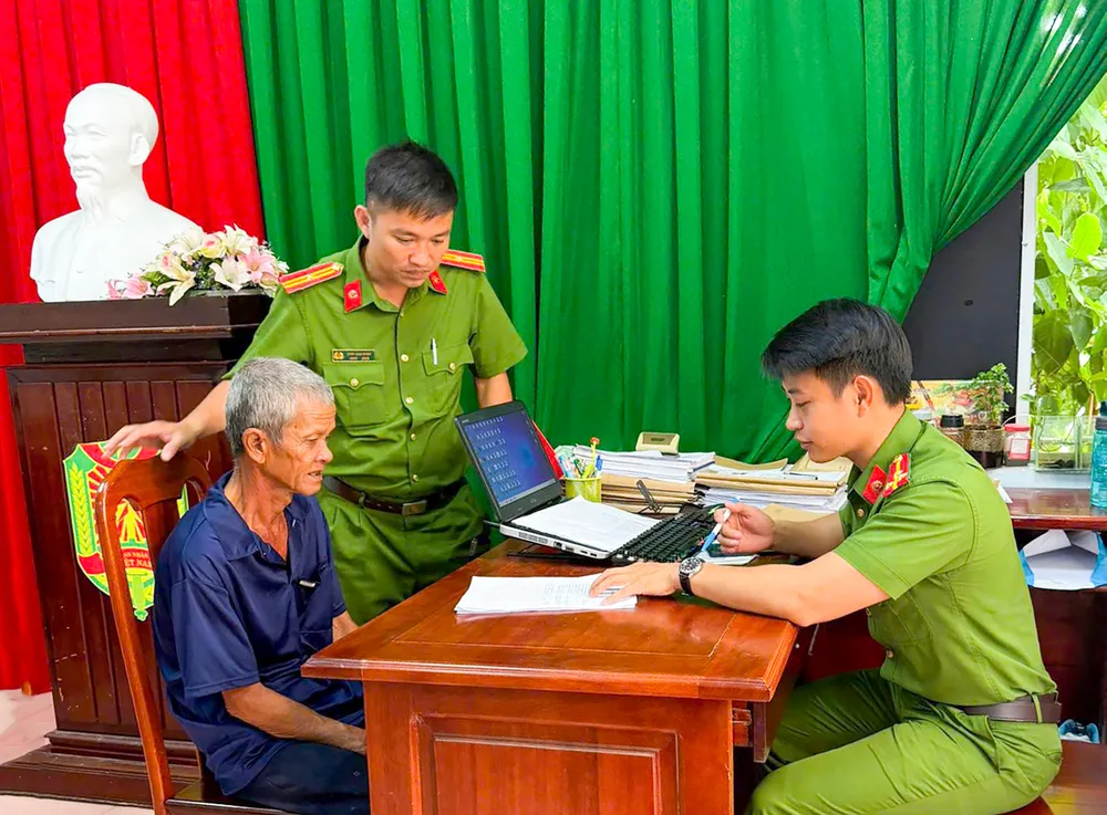 Công an phường Long Hương triển khai đợt cao điểm cấp căn cước cho các trường hợp có hoàn cảnh đặc biệt - 1.jpg