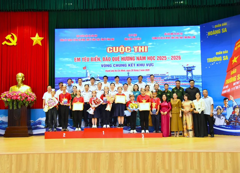 ảnh bài viết - Các đại biểu chụp ảnh lưu niệm cùng ba đội thi.JPG