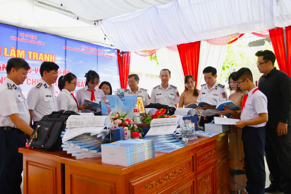 Các đại biểu tham quan trưng bày sách tại Vòng chung kết khu vực 1 (1).JPG