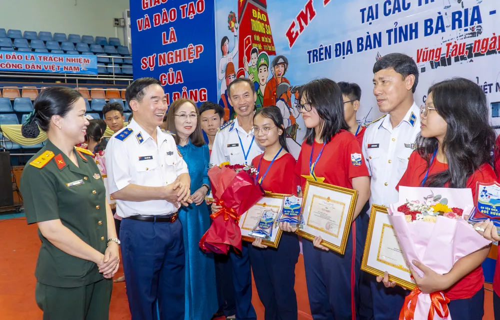 Trung tướng Bùi Quốc Oai, Bí thư Đảng ủy, Chính ủy CSB Việt Nam cùng các đại biểu động viên, khích lệ các em học sinh đạt giải cao tại cuộc thi. (1).jpg