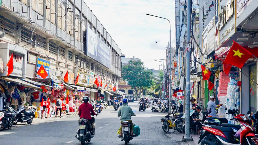 Các tiểu thương chợ Thủ Dầu Một treo cờ hoa rực rỡ mừng CMT8, QK 2-9.jpg