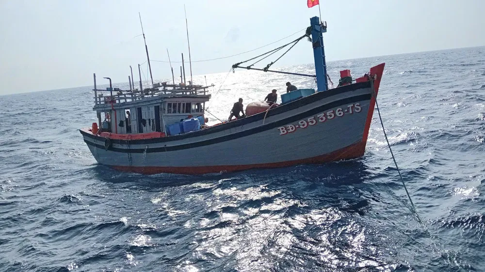 ẢNH 1. TÀU CÁ CHỞ NGƯ DÂN GẶP NẠN.jpg