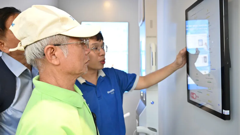 Người dân sử dụng các dịch vụ của Trạm Công dân số đặt tại Khu đô thị CityLand Park Hills, phường Gò Vấp.jpg