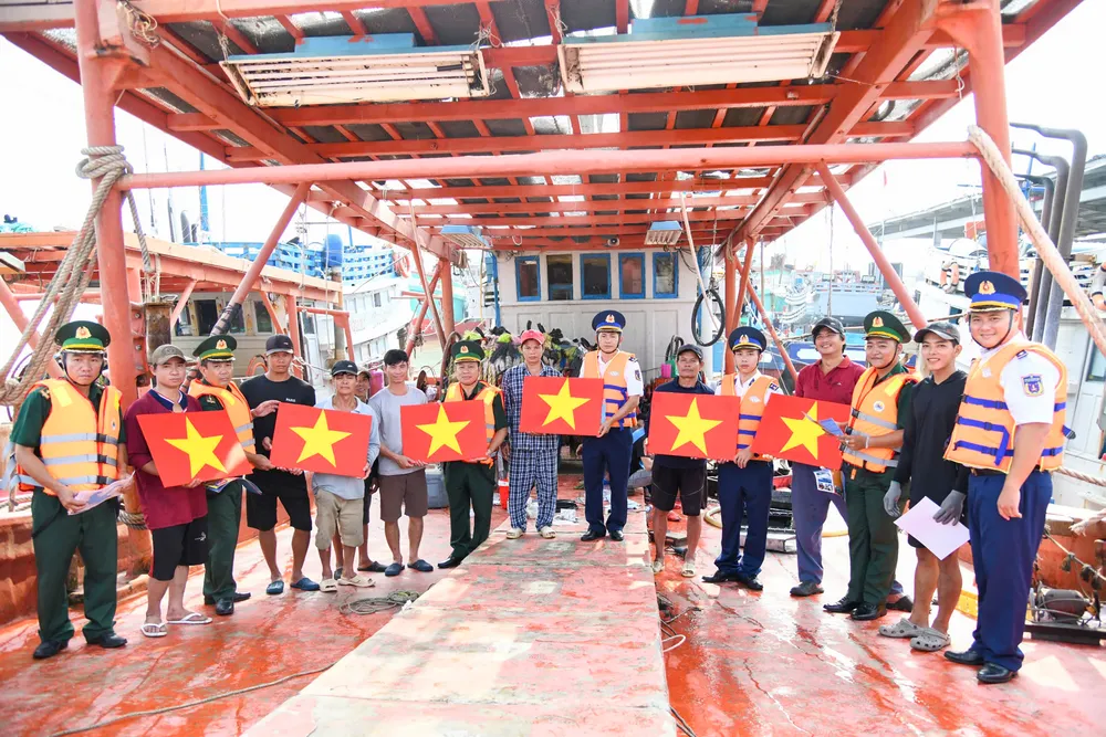 Lực lượng chức năng tặng cờ Tổ quốc động viên ngư dân yên tâm vươn khơi bám biển - 1.jpg