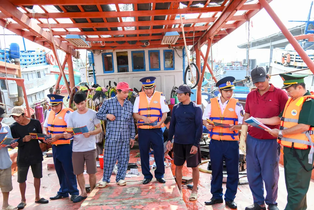 Lực lượng chức năng tuyên truyền chống IUU cho ngư dân - 2.jpg