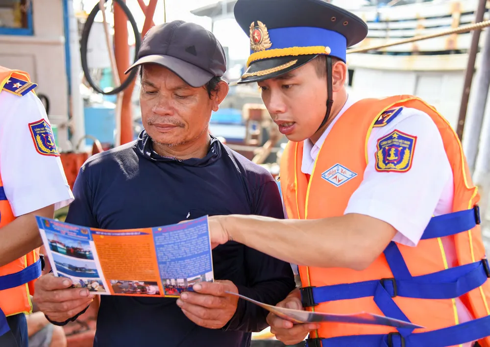 Ngư dân tìm hiểu các quy định pháp luật về chống khai thác hải sản bất hợp pháp, không báo cáo, không theo quy định (IUU).jpg