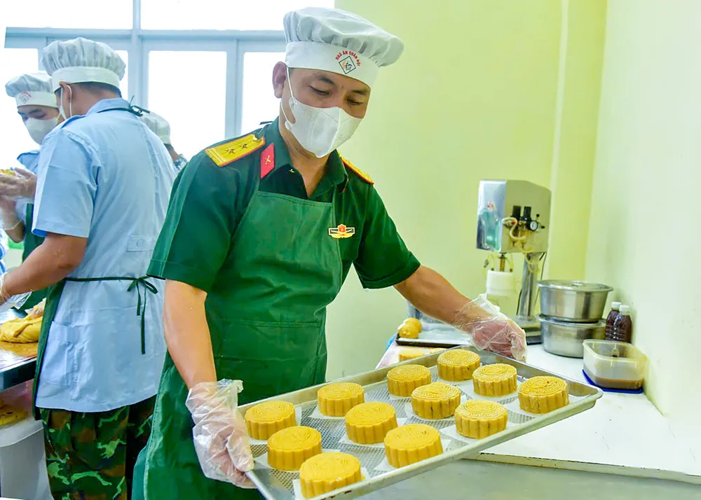 bo doi lam banh trung thu 1.jpg
