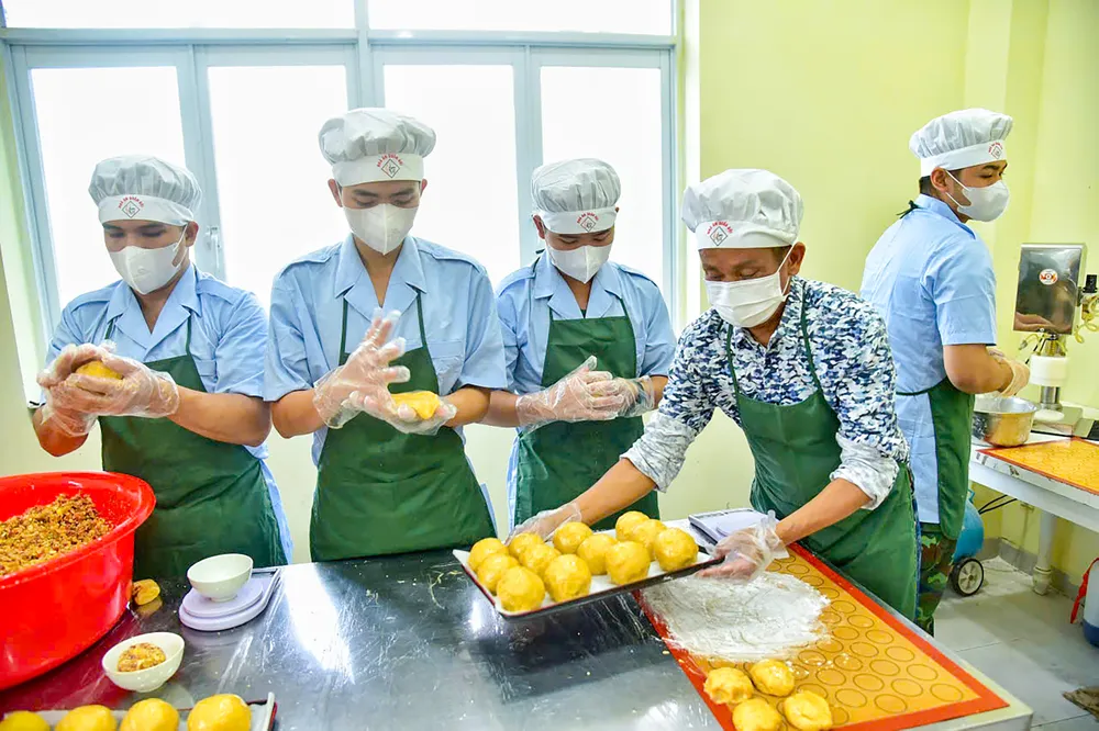 bo doi lam banh trung thu 3.jpg