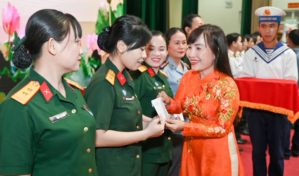 phụ nữ lực lượng vũ trang (16).jpg