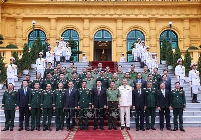 梁强同与会代表合影。