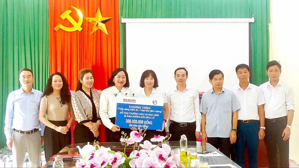 The Sai Gon Giai Phong Newspaper delegation provides support to Phuong Xa Primary School in Minh Tam Commune, Cam Khe District, Phu Tho Province.
