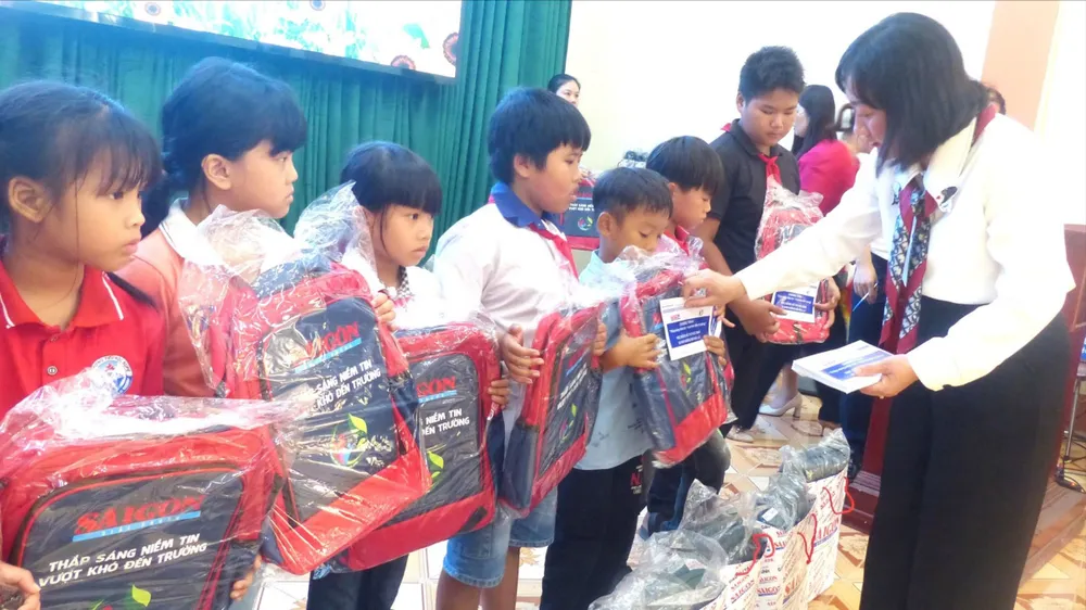 Mrs. Bui Thi Hong Suong, Deputy Editor-in-Chief of Sai Gon Giai Phong Newspaper, gives gifts to students in Lam Thao District, Phu Tho Province.