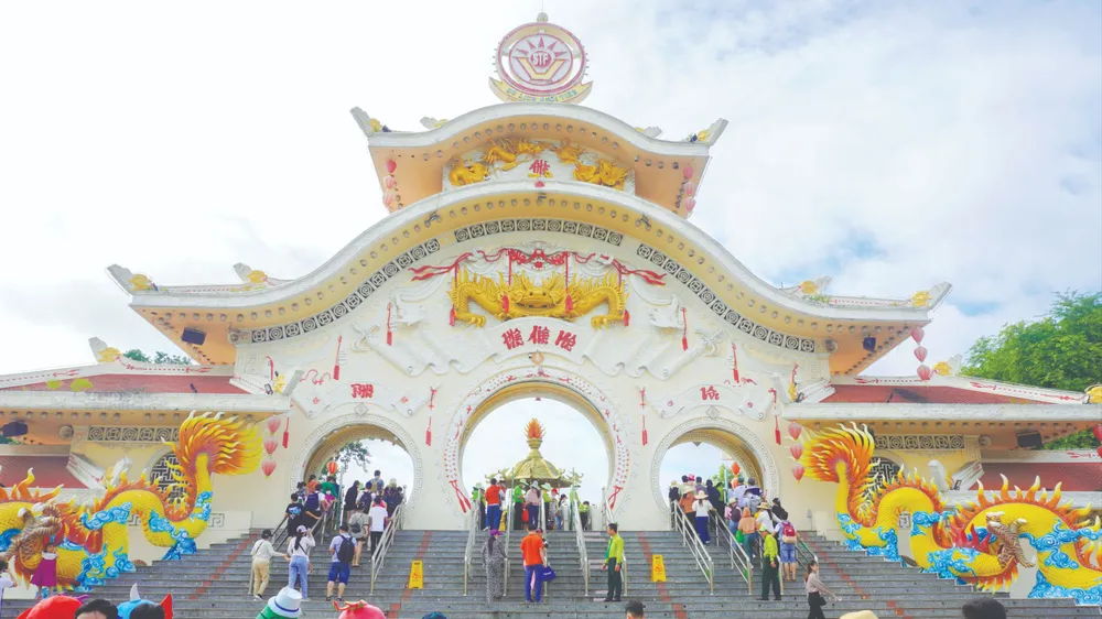 47 Du khách tham quan Khu du lịch Suối Tiên.jpg