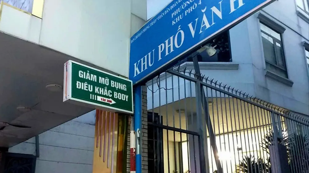 Biển báo thành biển... quảng cáo