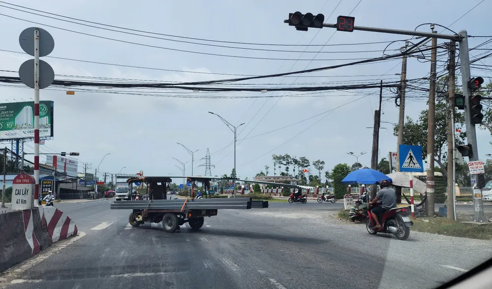 Xe chở quá khổ, vượt đèn đỏ