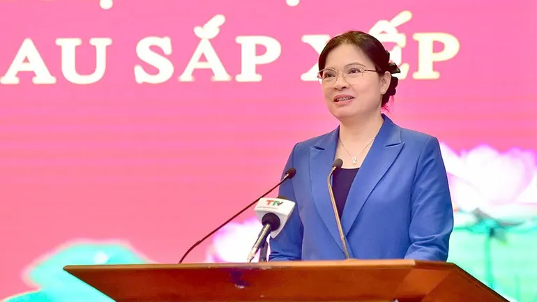 Đồng chí Hà Thị Nga phát biểu tại hội nghị