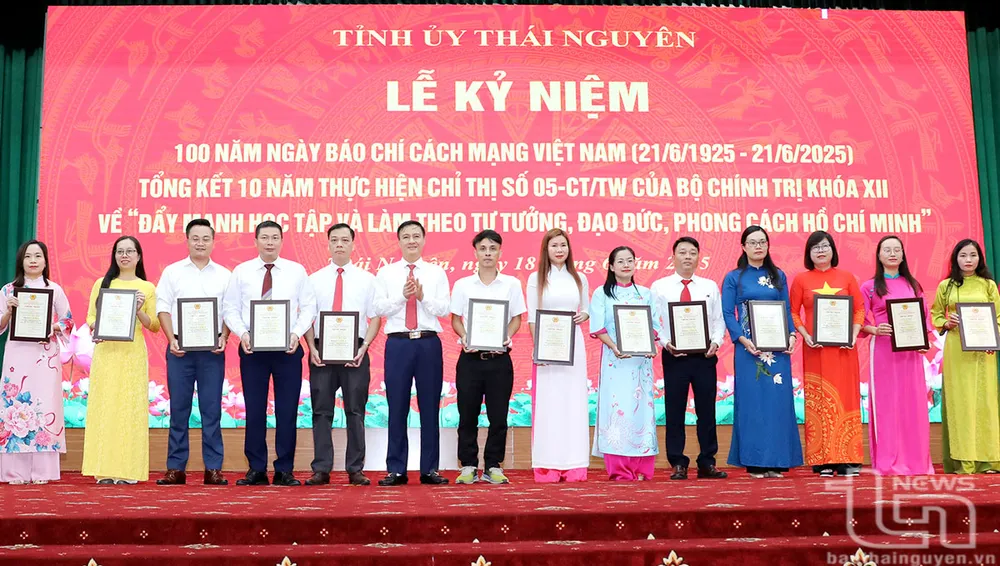 Đồng chí Trưởng Ban Tuyên giáo và Dân vận Tỉnh ủy Vũ Duy Hoàng trao giải cho các tác giả, đại diện nhóm tác giả đoạt giải A, B, C trong Cuộc thi báo chí "Đưa Nghị quyết Đại hội Đảng bộ tỉnh Thái Nguyên lần thứ XX, nhiệm kỳ 2020-2025 vào cuộc sống" năm 2024-2025. Ảnh: Hoàng Hưng