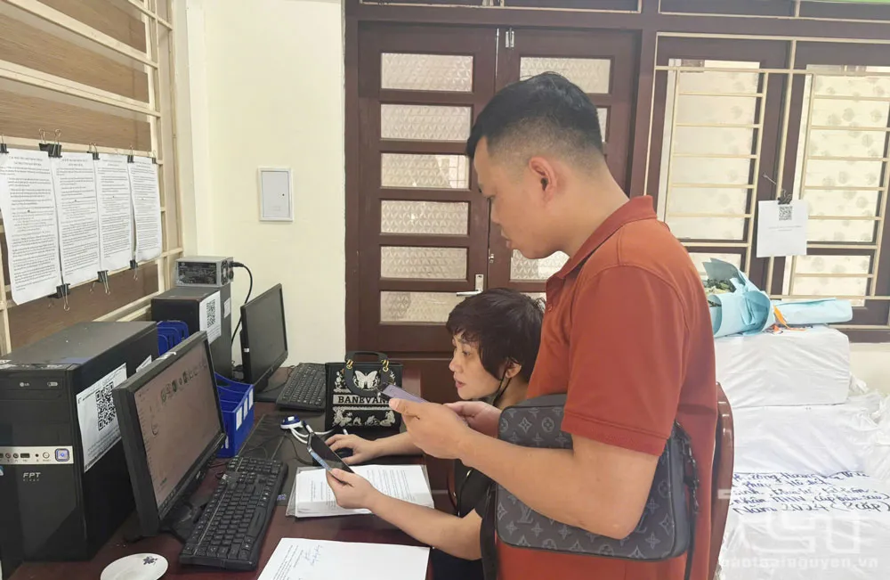 Trước khi sáp nhập đơn vị hành chính cấp xã, cán bộ, công chức của phường Hoàng Văn Thụ (TP. Thái Nguyên) vẫn nhiệt tình hướng dẫn người dân giải quyết các thủ tục hành chính.