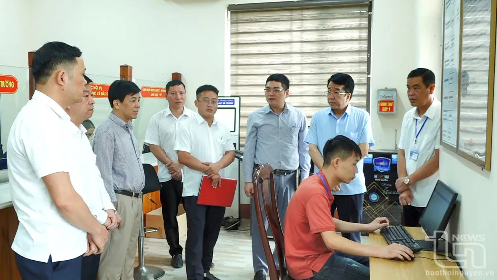 Đồng chí Phó Chủ tịch Thường trực UBND tỉnh Nguyễn Thanh Bình kiểm tra công tác chuẩn bị đưa vào vận hành bộ máy chính quyền xã Phú Lương mới.