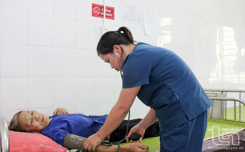 Đối với nhiều người dân, trạm y tế vẫn là nơi họ đến khám, chữa bệnh mỗi khi ốm đau. Trong ảnh: Người dân đến kiểm tra sức khỏe tại Trạm Y tế xã Phượng Tiến.