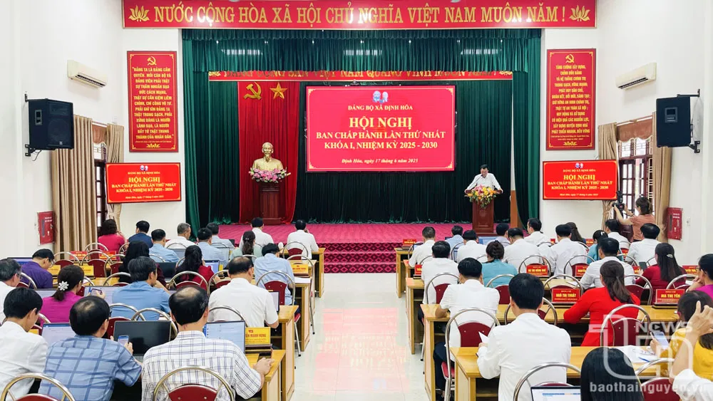 Quang cảnh Hội nghị Ban Chấp hành Đảng bộ xã Định Hóa lần thứ nhất, khóa I, nhiệm kỳ 2025-2030.