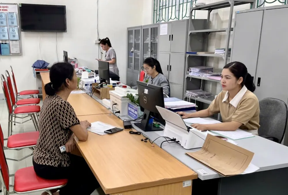 Người dân đến giải quyết hồ sơ, thủ tục hành chính tại Trung tâm Phục vụ Hành chính công phường Nùng Trí Cao