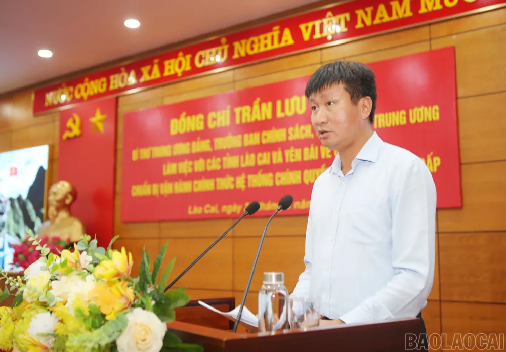 Bí thư Tỉnh ủy Yên Bái Trần Huy Tuấn báo cáo tại buổi làm việc