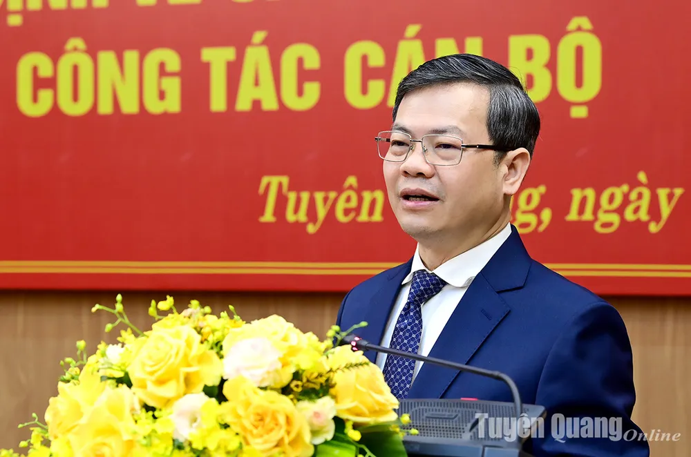 Đồng chí Nguyễn Văn Sơn, Phó Bí thư Tỉnh ủy, Bí thư Đảng ủy UBND tỉnh, Chủ tịch UBND tỉnh phát biểu tại hội nghị