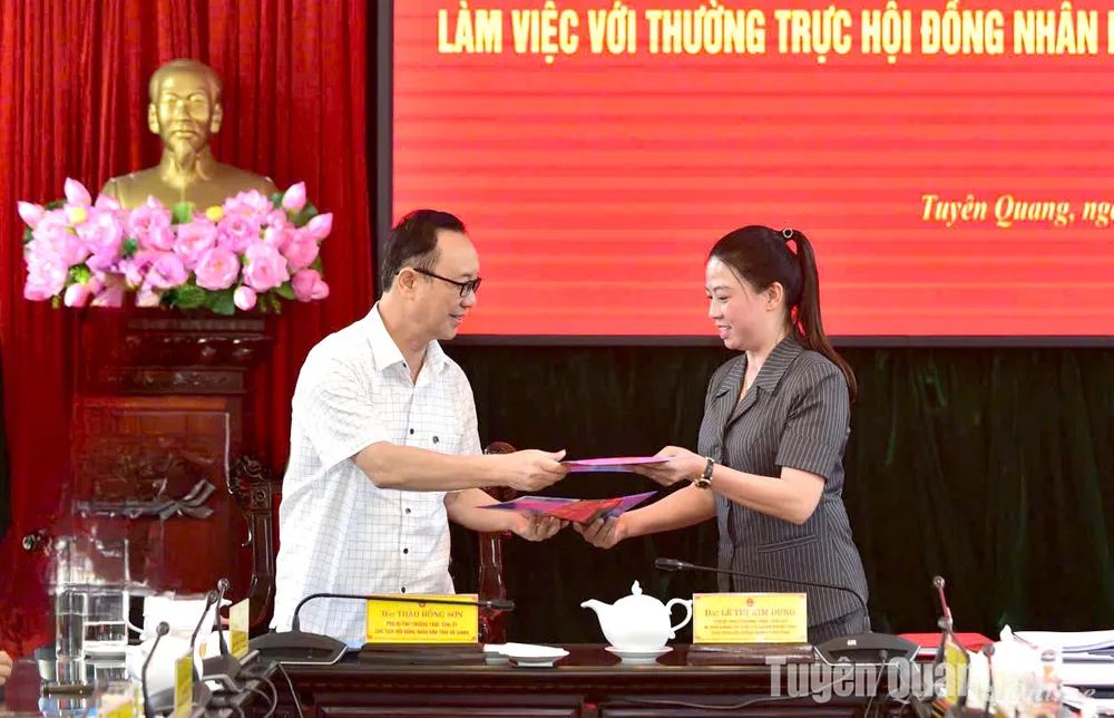 Các đồng chí Phó Bí thư Thường trực Tỉnh ủy, Chủ tịch HĐND tỉnh Tuyên Quang và Hà Giang ký Phương án hợp nhất HĐND tỉnh Tuyên Quang và Hà Giang