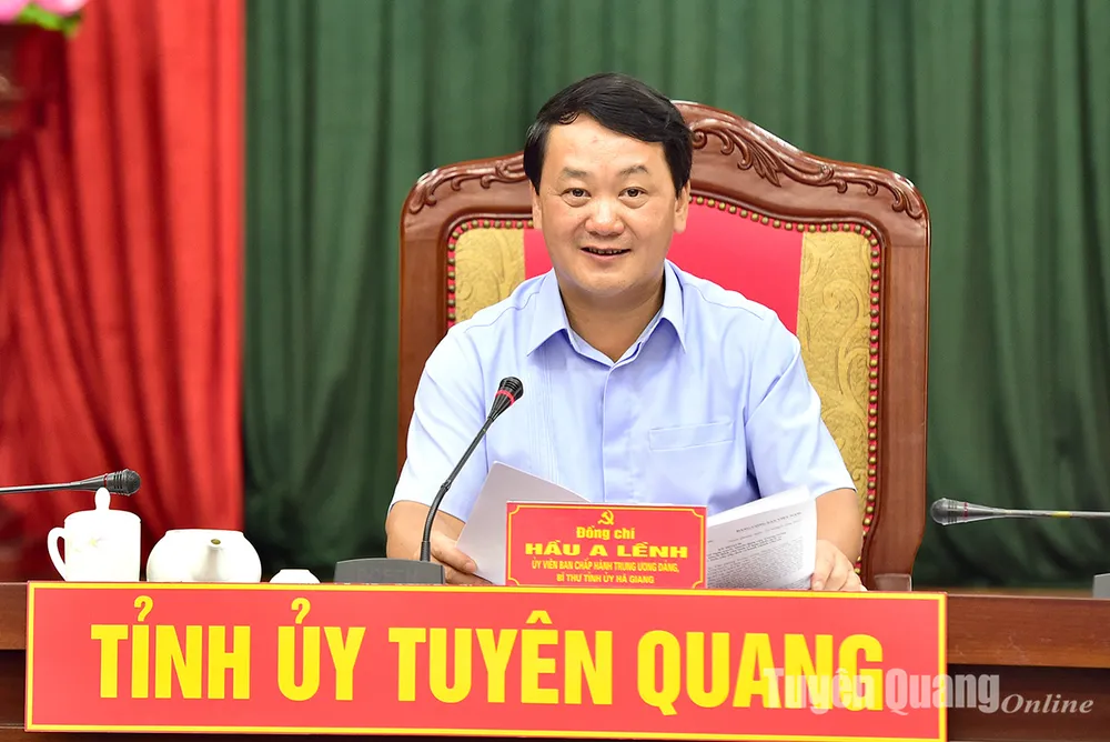 Đồng chí Hầu A Lềnh chủ trì buổi làm việc