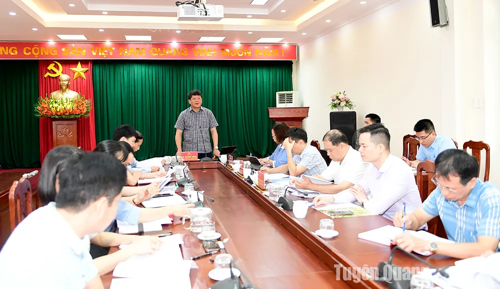 Đồng chí Hà Trung Kiên, Ủy viên Ban Thường vụ Tỉnh ủy, Chủ tịch Ủy ban Mặt trận Tổ quốc Việt Nam tỉnh, Tổ trưởng đoàn công tác làm việc với lãnh đạo các xã sau sáp nhập tại huyện Hàm Yên. Ảnh: Quốc Việt