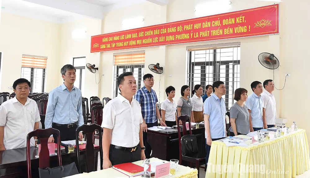 Các đại biểu thực hiện nghi thức chào cờ. Ảnh: Huy Hoàng