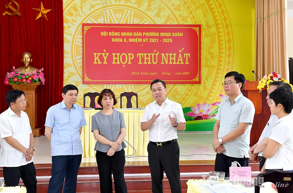 Các đại biểu trao đổi sau tổ chức vận hành thử nghiệm kỳ họp thứ nhất HĐND phường Minh Xuân. Ảnh: Huy Hoàng