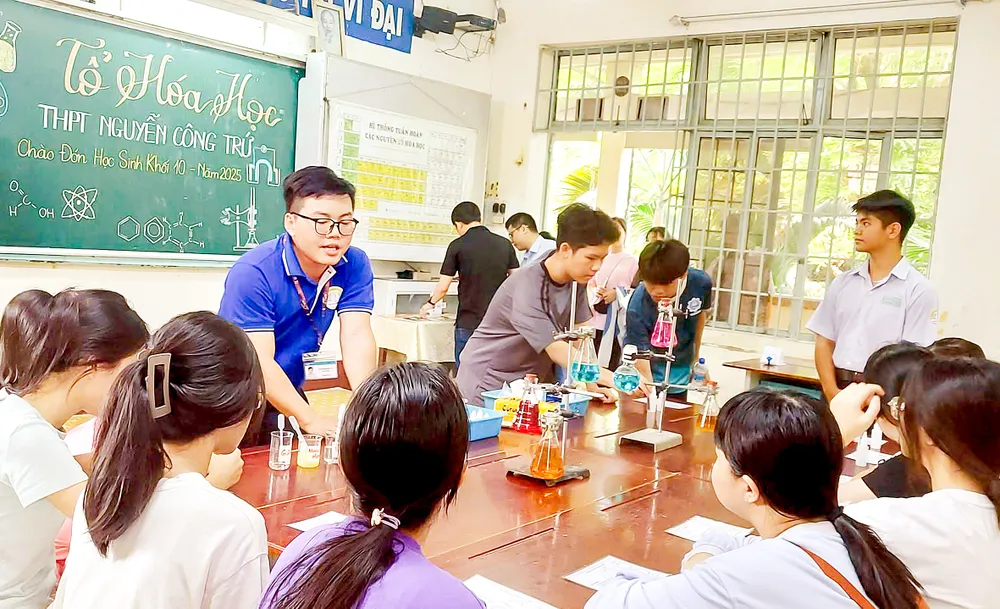 Học sinh được tư vấn về môn học lựa chọn tại phòng tư vấn bộ môn của Trường THPT Nguyễn Công Trứ (TPHCM). Ảnh: THU TÂM