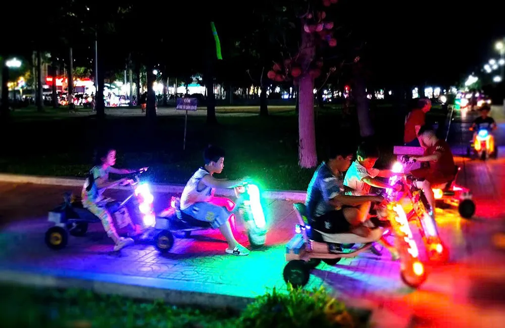 Lâm Đồng: Bát nháo dịch vụ cho thuê xe điện tự chế trong công viên