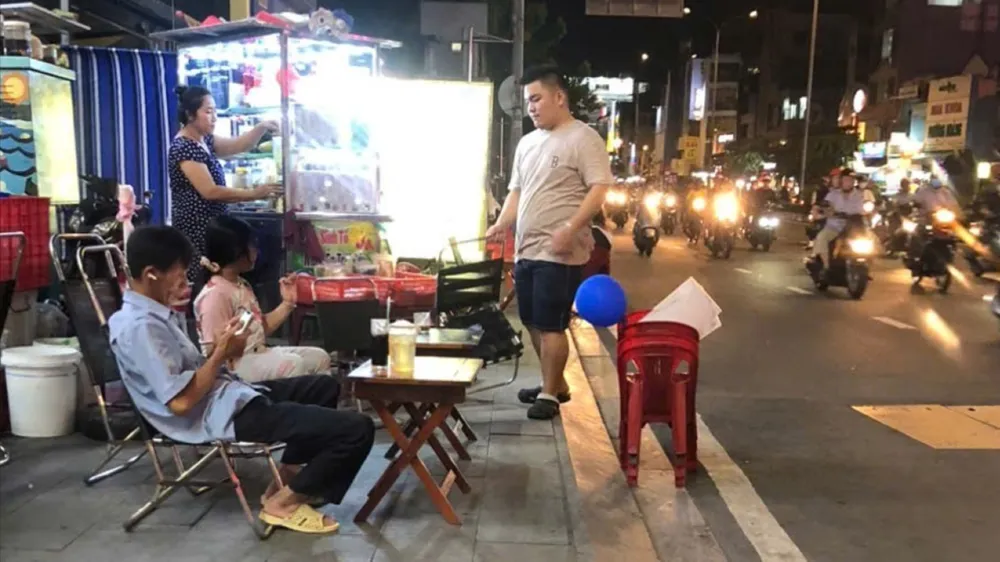 Quán hủ tiếu và cà phê chiếm vỉa hè trước lô 4, khu B, chung cư Phú Thọ trên đường Lê Đại Hành, phường Phú Thọ, TPHCM