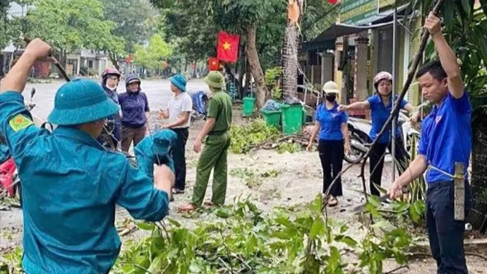 Chiến sĩ dân phòng và đoàn viên thanh niên xã Quế Phong (tỉnh Nghệ An) giúp dân phòng chống bão lũ